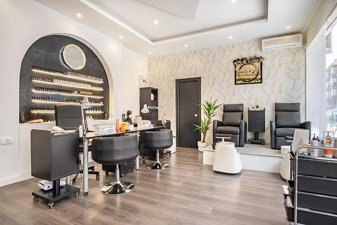 Zona de pedicura con sillones junto al ventanal
